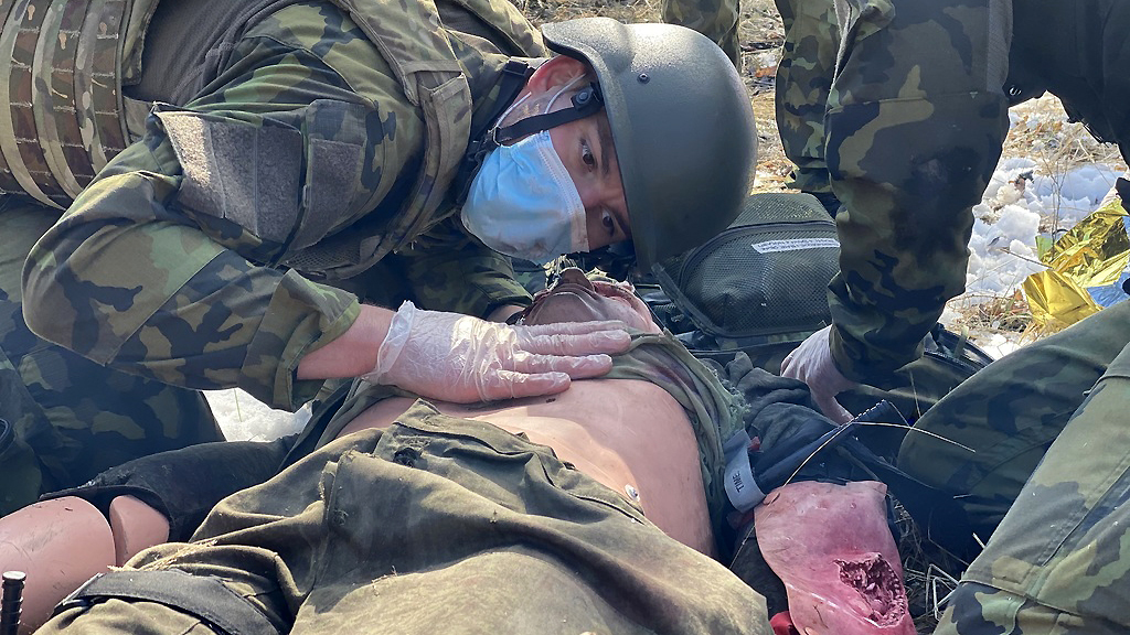 Strakoničtí zdravotníci se hned po návratu z hranic pustili do výcviku. Vojáci při něm cvičili pod palbou