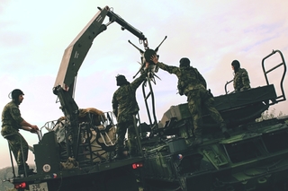 Strakoničtí vojáci procvičují v Boleticích činnosti, které předcházejí střelbě 