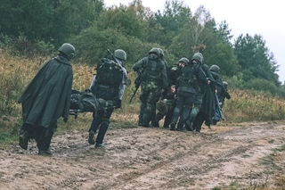 Civilisté si pod dohledem strakonických protiletadlovců vyzkoušeli vojenský výcvik