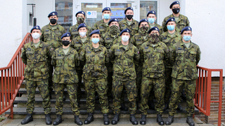 Mají vysokou školu a slouží na základních funkcích. Co láká mladé lidi do armády?