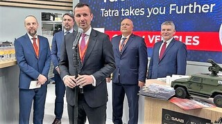 Třicítka českých zbrojařů vystavuje na veletrhu IDEX. K jejich zviditelnění přispívá i Ministerstvo obrany