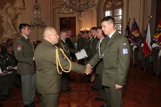 Absolventi Odborného základního kurzu. Vojenská policie má 49 nových členů