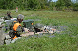 Jinečtí dělostřelci trénují palebnou baterii aktivních záložníků nejen ze střelby z ručních zbraní