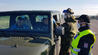 15 tisíc lidí denně, tolik zkontrolovali armádní zdravotníci na hranicích