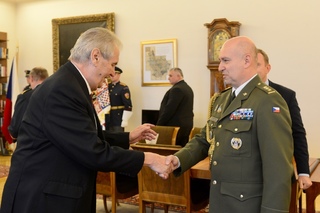 Prezident propůjčil hodnost brigádního generála plukovníkovi gšt. Romanu Náhončíkovi
