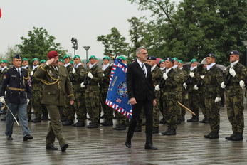 Den ozbrojených sil oslavili vojáci na Vítkově slavnostním nástupem