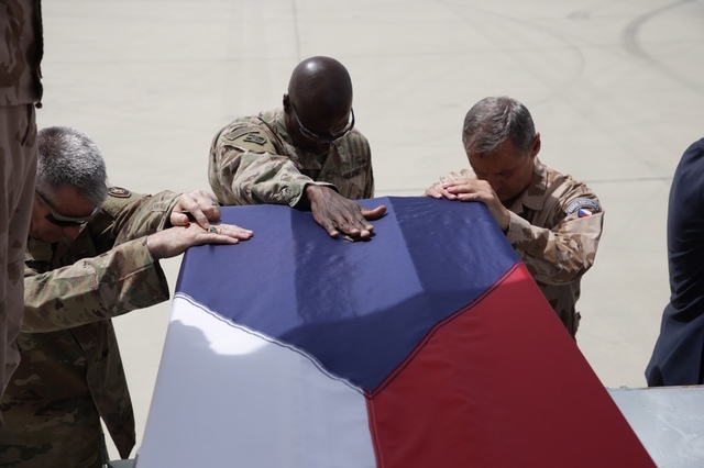 Nepromarnit oběť padlých vojáků. Cítíme, že armádu potřebujeme, ale nevíme proč