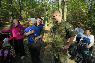 Na horu Říp díky vojákům vyjely i děti na invalidních vozících