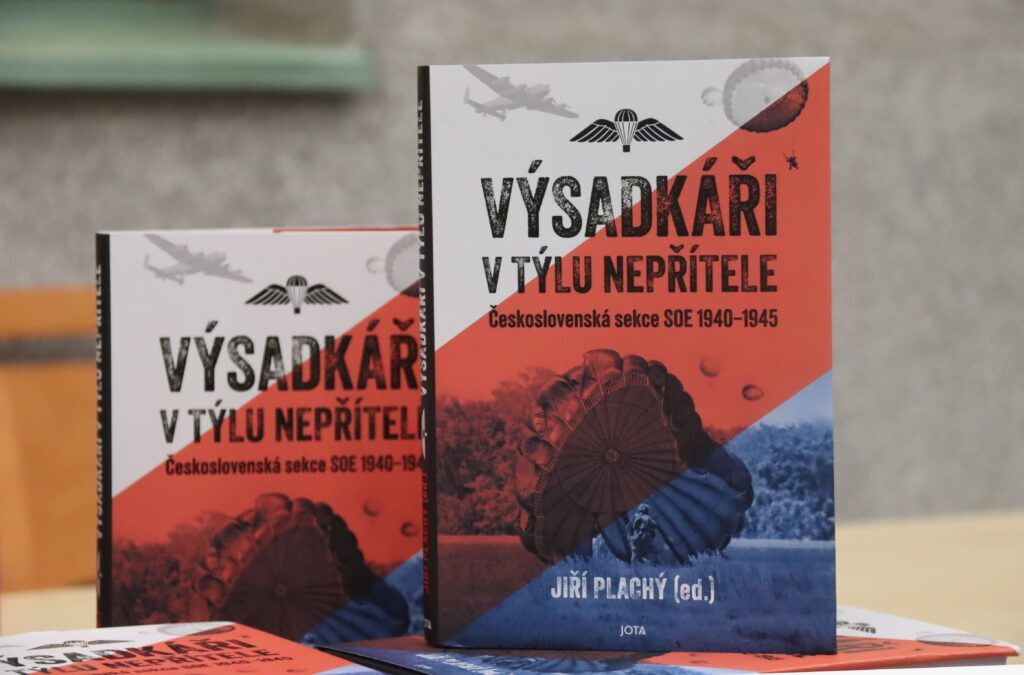 V atriu Armádního muzea Žižkov se křtila kniha historika Jiřího Plachého Výsadkáři v týlu nepřítele