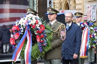 Zástupci Ministerstva obrany ČR a Armády ČR položili věnce k pomníku Díky, Ameriko v Plzni