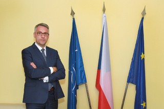 Ministr obrany Lubomír Metnar informoval vládu o zakázce na modernizaci tanků a nákup letounů CASA