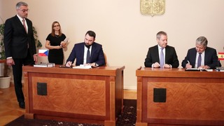 Zástupci ministerstva obrany podepsali smlouvu na dva nové letouny CASA a modernizaci čtyř stávajících