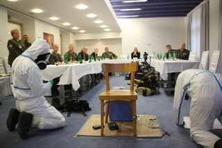 Ručně zlikvidovat nebezpečný materiál umějí Češi i díky specializovanému centru ECMAN