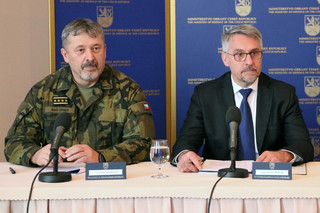Ministr obrany: Nákup dvou kompletů DPET je v pořádku