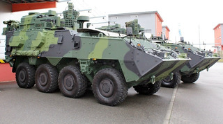 Žatečtí vojáci převzali nová vozidla Pandur