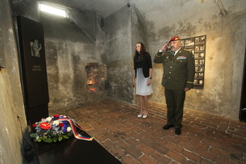 Den hrdinů druhého odboje symbolizuje odvaha československých parašutistů v chrámu sv. Cyrila a Metoděje 