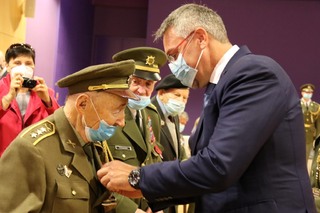The Minister of Defence bestowed the honorary commemorative badge on veterans on the 75th anniversary of the end of World War II. 