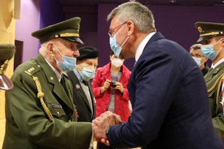 Minister of Defence awarded commemorative badges to WWII heroes