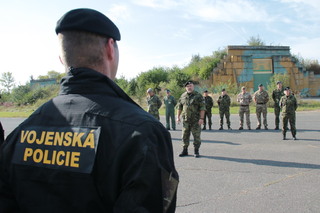 Vojenští policisté trénovali, jak potlačit agresivní dav. Dovednosti uplatní doma i v zahraničí