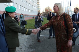 Defence Minister Jana Černochová was welcomed by Rector-Commandant of the University of Defence, Brigadier General Zuzana Kročová 