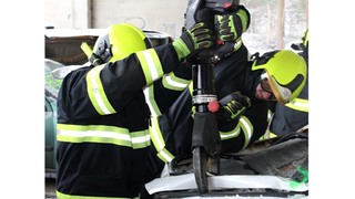 Dobře chrání, ale co když hoří? Vojenští hasiči trénovali vyprošťování z armádní techniky