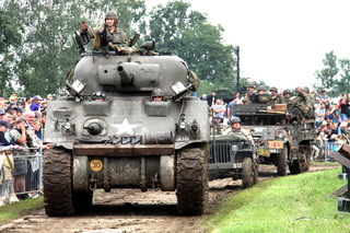 Tankový den v Lešanech předvedl desítky bojových vozidel tisícům diváků 