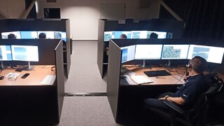 Piloti a operátoři dronů prošli speciálním výcvikem na simulátorech, školili je i experti z Velké Británie