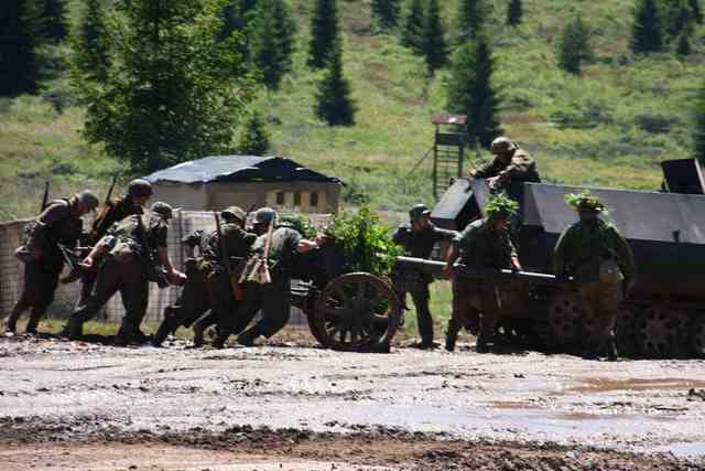 Demonstration of German artillery during WW II