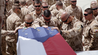 Před čtyřmi lety zahynuli v Afghánistánu tři čeští vojáci: K jejich poctě se tehdy rozezněly sirény a kostelní zvony