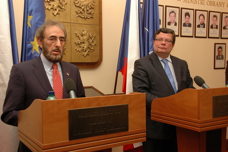 Iraqi and Czech ministers of defence at the press conference