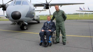 Na vozíku, ale znovu v práci. Leteckému odborníku pomohli s návratem jeho kolegové