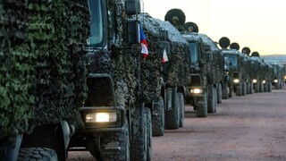 Jak se chovat na silnici, pokud míjíte vojenskou kolonu?