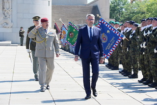 Ministr obrany a náčelník Generálního štábu na oslavu Dne ozbrojených sil předali resortní vyznamenání