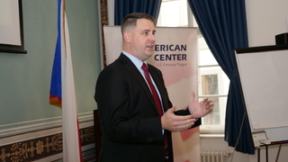 Zaměstnanci resortu obrany absolvovali kurz v Americkém centru v Praze 