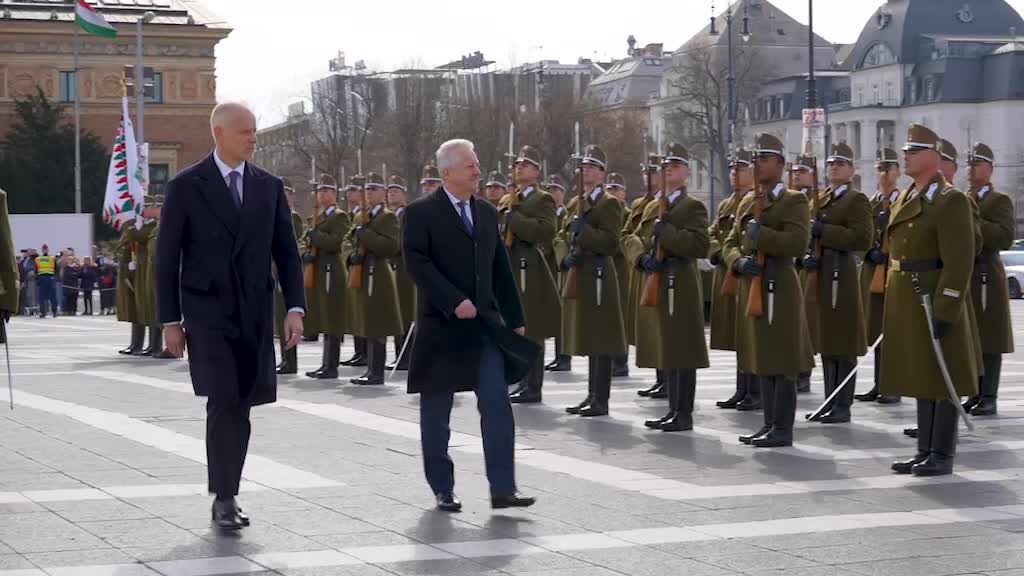 Ministr obrany jednal se svým maďarským protějškem v Budapešti