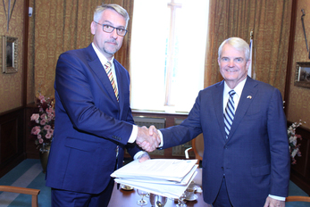 Ministr obrany převzal od velvyslance USA nabídky na nové vrtulníky