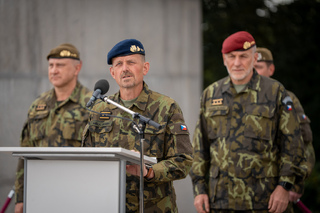 Velitelství pro operace vstupuje do nové etapy: generálmajor Míka přebírá velení, generálporučík Vlček míří do Bruselu
