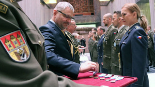 Každá nová skupina chce být lepší než ta předchozí, řekla oceněná velitelka českých vojáků v Kosovu