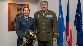 Generál Opata ocenil nadporučici Hájkovou za podporu projektu Ježíškova vnoučata