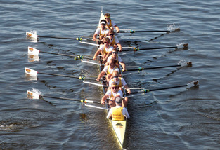 Vše při starém. Posádky Dukly Praha ovládly na veslařských Primátorkách závody osmiveslic