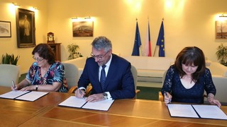 Ministr obrany s předsedkyněmi odborových organizací podepsali doplněk Kolektivní smlouvy