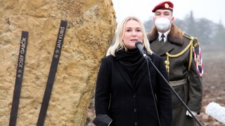  Hrdinní parašutisté, kteří před 80 lety seskočili u Nehvizd, získali nový důstojný památník