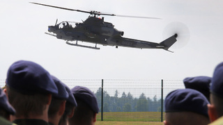 Ministryně obrany a šéf armády slavnostně převzali nové americké vrtulníky, další dva stroje dnes přilétly