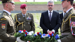 Ministr obrany v Terezíně vzpomněl na oběti nacistické perzekuce