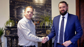 Náměstek Filip Říha podepsal smlouvu na dodávku maskáčů pro vojáky