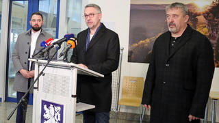 Ministr Metnar přiletěl z USA po podpisu smlouvy o vrtulnících