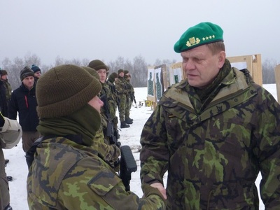 General Becvar visits newcomers during basic military training