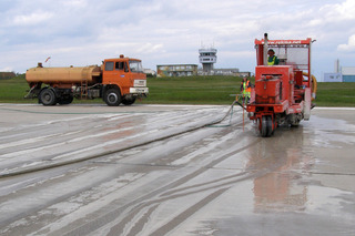 Piloti v Náměšti si musí zvykat na nové značení letištní dráhy