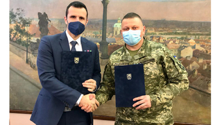 ČR s Ukrajinou podepsala darovací smlouvu o předání dělostřelecké munice, pomůže i raněným vojákům