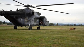 Zadržení nebezpečného pachatele z vrtulníku. V Náměšti proběhlo ojedinělé setkání služebních psů